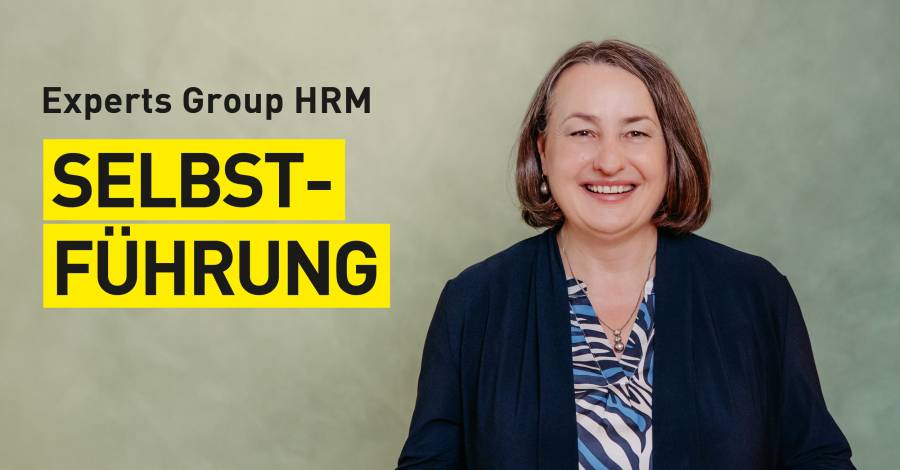 Lächelnde Frau vor grünem Hintergrund, Text „Selbstführung“.
